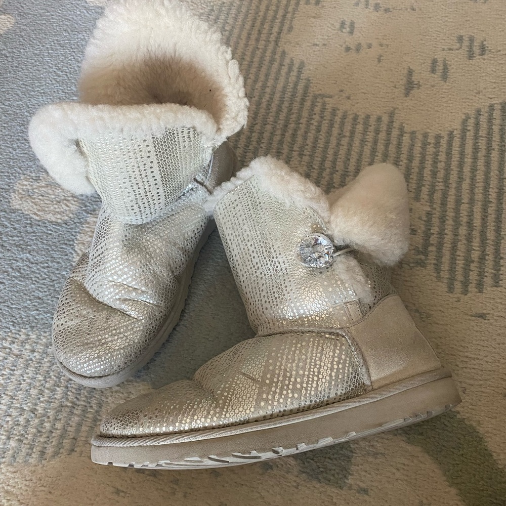 Womens UGG boots size 8 tan sparkle